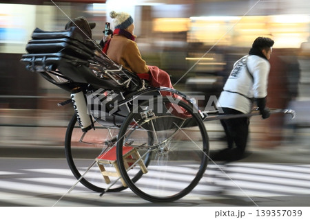 夜の浅草を疾走する人力車 139357039