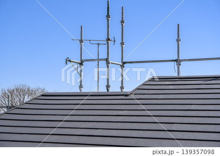 戸建て住宅の新しい屋根と青空｜屋根リフォーム後 139357098