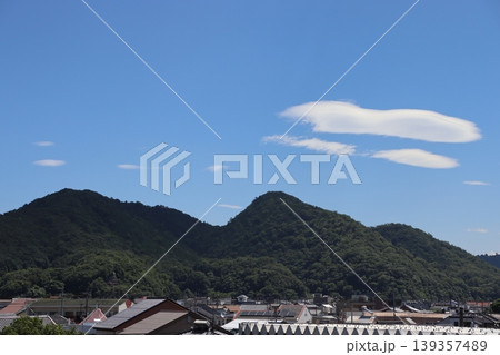 夏の山々と住宅街に浮かんだ白雲 夏の山々と住宅街に浮かんだ白雲 139357489