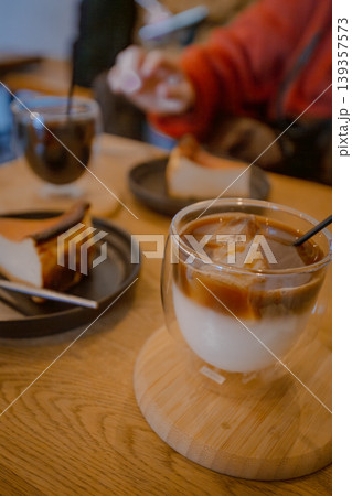 カフェの人気スイーツ 濃厚バスクチーズケーキとアイスコーヒーのセット カフェの人気スイーツ 濃厚バスクチーズケーキとアイスコーヒーのセット 139357573