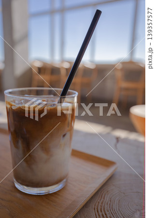 バスクチーズケーキとコーヒーソフトクリーム　海の見えるカフェのスイーツセット 139357577