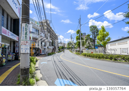 神奈川県川崎市高津区の都市風景　梶が谷駅前通り 139357764