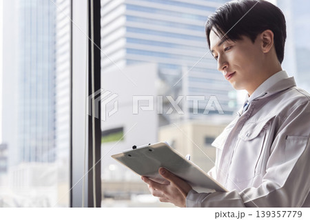 作業着を着た男性 139357779
