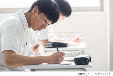 男子　高校生　中学生　勉強 139357781