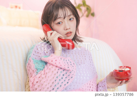電話をする女性 139357786