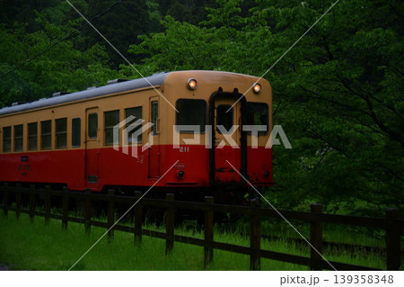 小湊鐵道のローカル列車 Local train of Kominato Railway in rur 小湊鐵道のローカル列車 Local train of Kominato Railway in rur 139358348