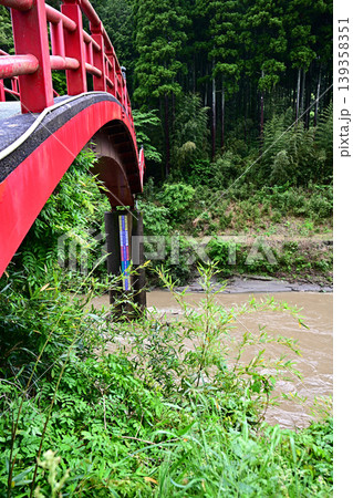 養老渓谷の赤い観音橋の風景 Scenic view of the red Kannon Bridge 養老渓谷の赤い観音橋の風景 Scenic view of the red Kannon Bridge 139358351
