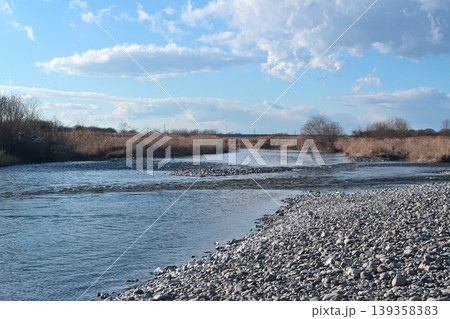 日脚が少しづつ伸び、春の気配が感じられる荒川河川敷の夕暮れ 日脚が少しづつ伸び、春の気配が感じられる荒川河川敷の夕暮れ 139358383