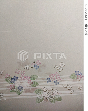 和紙風の淡色背景にあしらわれた紫陽花模様の上品な和柄テクスチャ 139358389