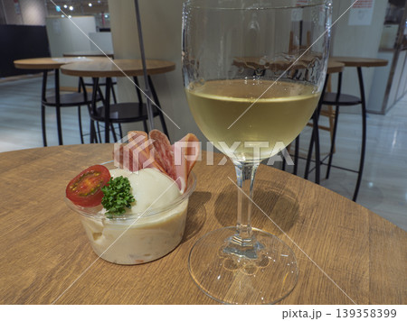 頑張った自分へ。心ほどける昼下がりの一杯 139358399