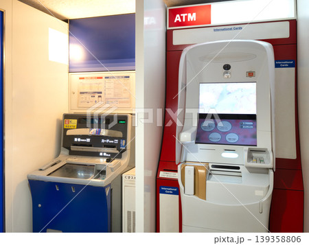 駅に設置されたATM 駅に設置されたATM 139358806