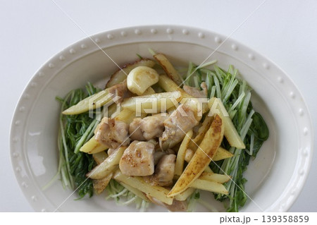 鶏肉とポテトの炒め物 139358859