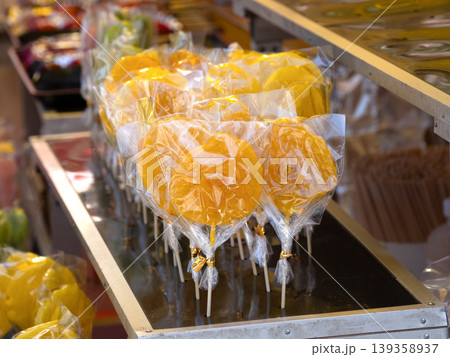 露店に並んだフルーツ飴 露店に並んだフルーツ飴 139358937