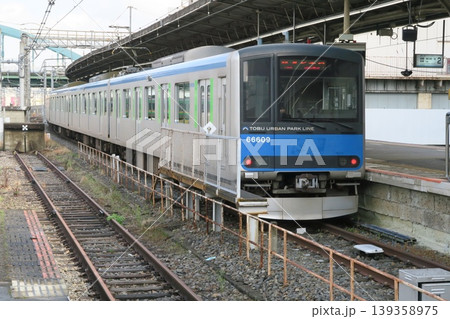 大宮駅に停車中の東部アーバンパークラインの電車 139358975