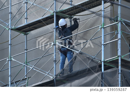 マンション大規模修繕 仮設足場の解体現場 マンション大規模修繕 仮設足場の解体現場 139359287