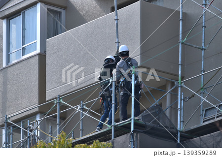 マンション大規模修繕　仮設足場の解体現場 139359289