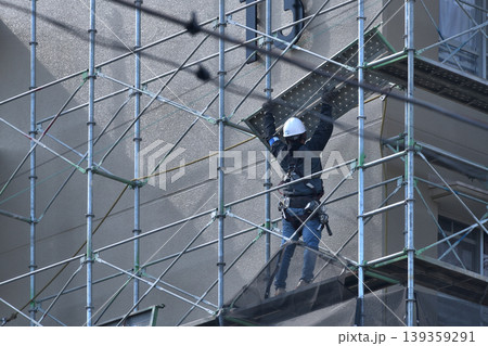 マンション大規模修繕 仮設足場の解体現場 マンション大規模修繕 仮設足場の解体現場 139359291