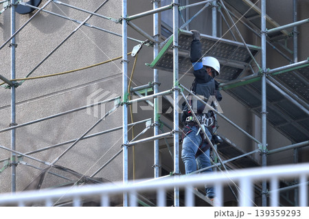 マンション大規模修繕　仮設足場の解体現場 139359293