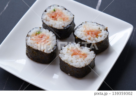 ネギトロ巻き - 細巻き寿司の定番といえば、マグロと長ネギを巻き込んだネギトロ巻き 139359302