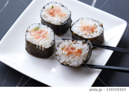 ネギトロ巻き - 細巻き寿司の定番といえば、マグロと長ネギを巻き込んだネギトロ巻き ネギトロ巻き - 細巻き寿司の定番といえば、マグロと長ネギを巻き込んだネギトロ巻き 139359303