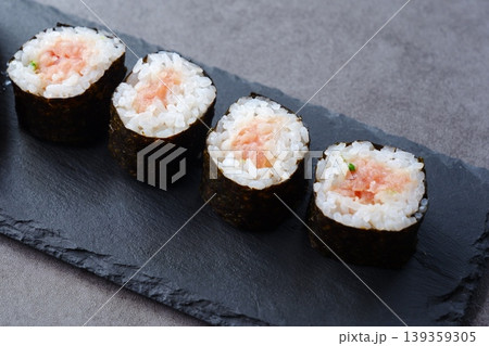 ネギトロ巻き - 細巻き寿司の定番といえば、マグロと長ネギを巻き込んだネギトロ巻き 139359305