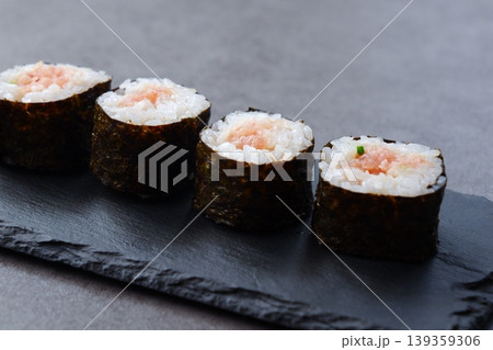 ネギトロ巻き - 細巻き寿司の定番といえば、マグロと長ネギを巻き込んだネギトロ巻き ネギトロ巻き - 細巻き寿司の定番といえば、マグロと長ネギを巻き込んだネギトロ巻き 139359306