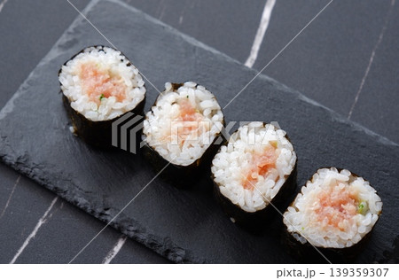 ネギトロ巻き - 細巻き寿司の定番といえば、マグロと長ネギを巻き込んだネギトロ巻き ネギトロ巻き - 細巻き寿司の定番といえば、マグロと長ネギを巻き込んだネギトロ巻き 139359307