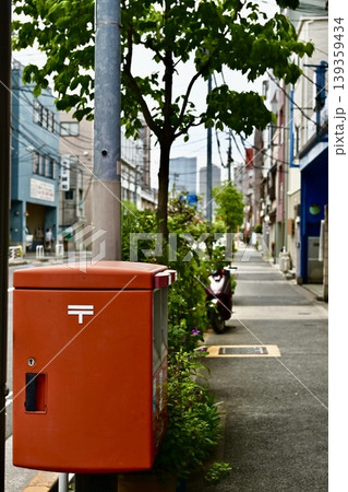 日本の街角にある赤い郵便ポスト 下町の風景 日本の街角にある赤い郵便ポスト 下町の風景 139359434