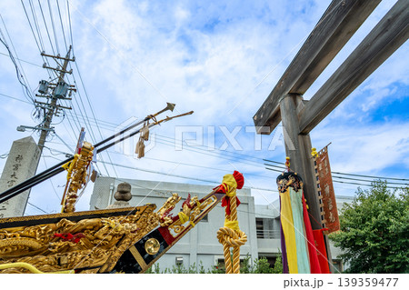 三重県四日市市鳥出神社の鯨船行事の祭りの日 鯨船の舳先と鳥居 三重県四日市市鳥出神社の鯨船行事の祭りの日 鯨船の舳先と鳥居 139359477