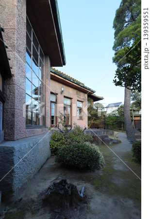 倉敷美観地区、大原家別邸の「有隣荘」南面(玄関に向かって右手) 倉敷美観地区、大原家別邸の「有隣荘」南面(玄関に向かって右手) 139359551