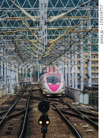 ハローキティ新幹線　岡山駅への入線　ゆるキャラのお顔で 139359757