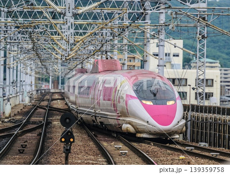 ハローキティ新幹線 凛々しく入線 岡山駅にて ハローキティ新幹線 凛々しく入線 岡山駅にて 139359758