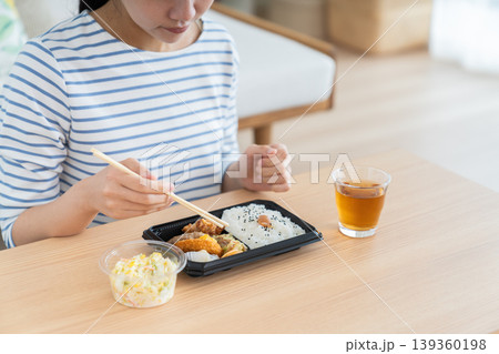 コンビニ弁当を食べる若い女性の手元　 139360198