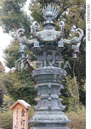 鷲宮神社の金灯籠 鷲宮神社の金灯籠 139360290