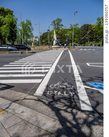 縦構図で捉えた自転車横断帯と横断歩道のある都市交差点の風景 139360357