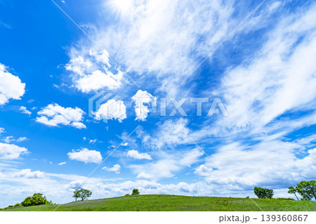 春の青空と雲と草原 139360867