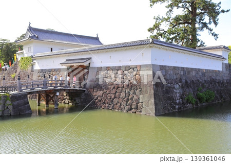 水堀から見る小田原城銅門と住吉橋 139361046