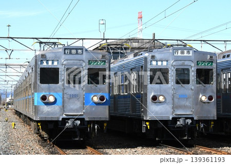 車両基地で並ぶ秩父鉄道5000系（行田市表示） 139361193
