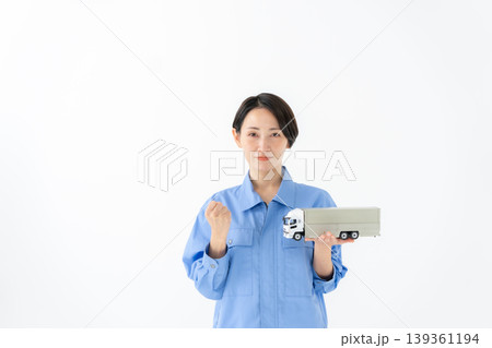 作業着を着た女性 作業着を着た女性 139361194