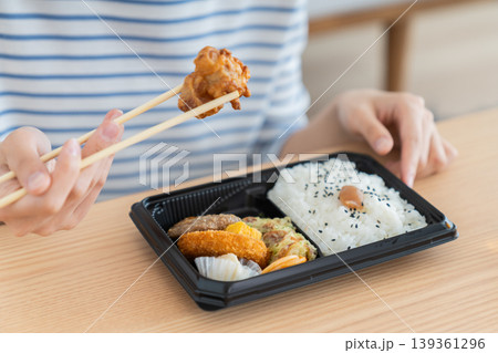 コンビニ弁当を食べる若い女性 コンビニ弁当を食べる若い女性 139361296