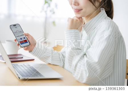 投資をする女性 139361303