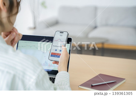 投資をする女性 139361305