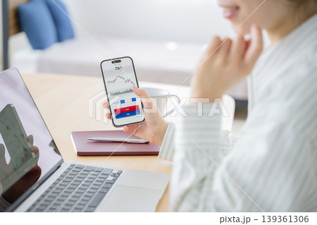 投資をする女性 投資をする女性 139361306