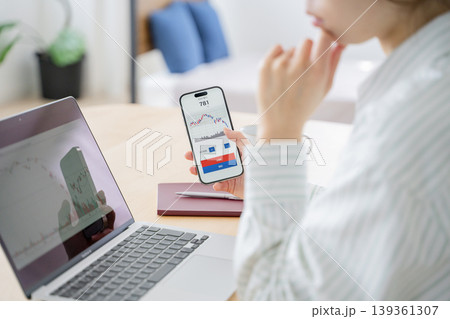 投資をする女性 139361307