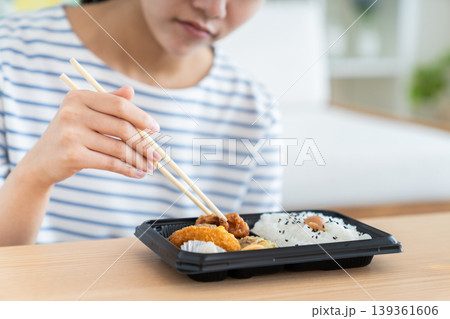 コンビニ弁当を食べる若い女性 コンビニ弁当を食べる若い女性 139361606