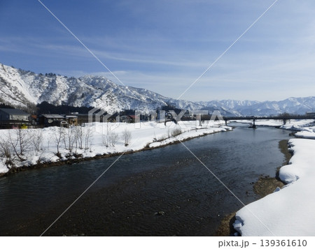 六日町大橋(新潟県南魚沼市)から見る雪の魚野川 六日町大橋(新潟県南魚沼市)から見る雪の魚野川 139361610