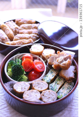重箱に詰めた花見弁当 重箱に詰めた花見弁当 139361715