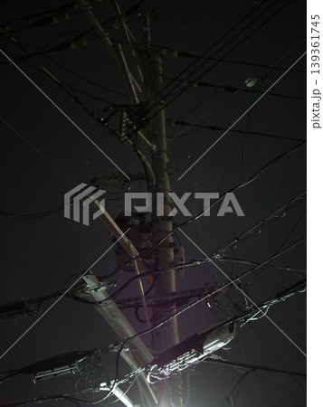 夜空に伸びる電柱と電線の風景 Utility pole and wires stretching i 139361745