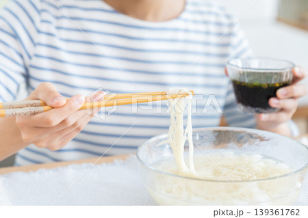 そうめんを食べる若い女性 139361762