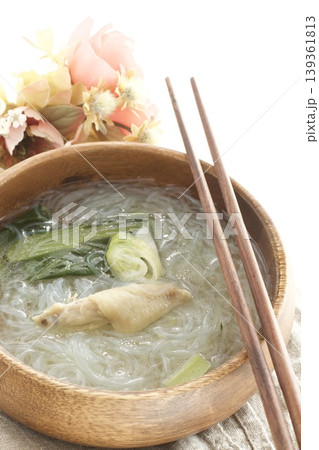 鶏肉とほうれん草の春雨スープ 鶏肉とほうれん草の春雨スープ 139361813